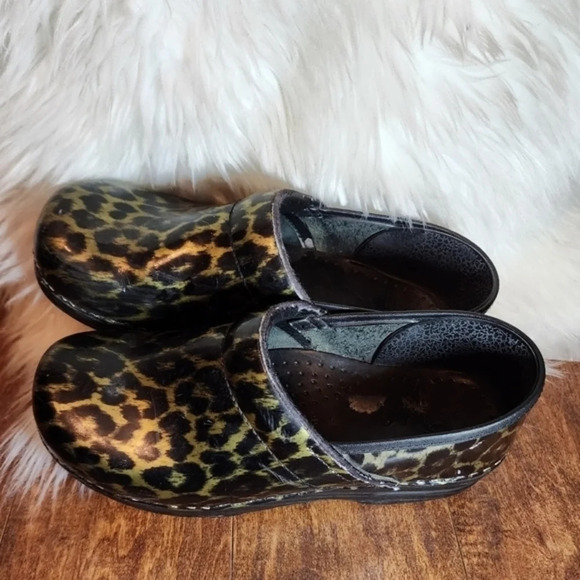 Dansko Green Patent  Leopard Clogs 40/10 - Picture 3 of 14